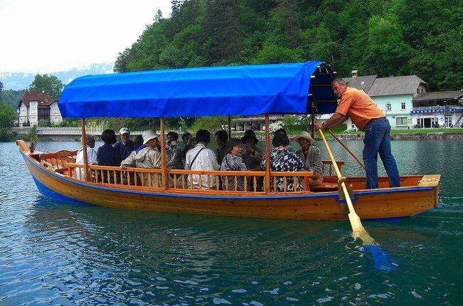 さぁ〜出発です<br /><br />オール2本で漕ぐボートです <br /><br />手漕ぎだからこそ　ブレッド湖が汚れることなく<br /><br />美しいのですね 