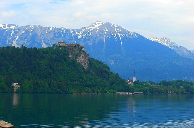 小高い丘の赤い屋根はブレッド城　 <br /><br />残雪のある　ユリアンアルプスも美しく　<br /><br />感動的な景色です <br />