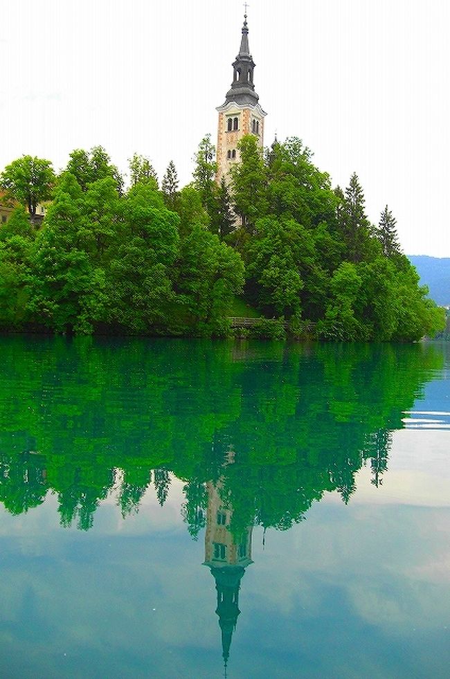 湖面に聖マリア教会が　鏡のように映し出され<br /><br />感動的な美しさです