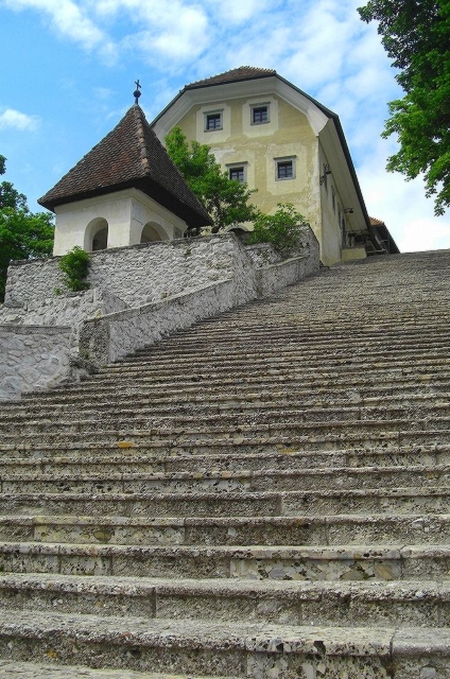 ヽ(*'0'*)ツ ワァオォ!!　　　 <br /><br />聖マリア教会で結婚式を挙げる花婿は <br /><br />99段の階段を花嫁を抱いて　上らなければいけないそうです 