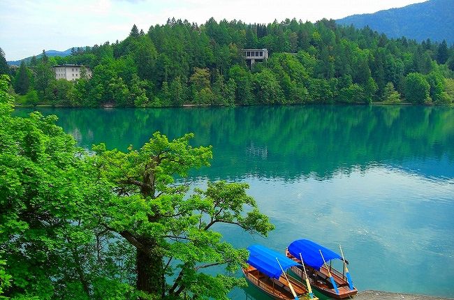 階段を上りきると　ブレッド湖・乗ってきた手漕ぎボートもみえます <br />