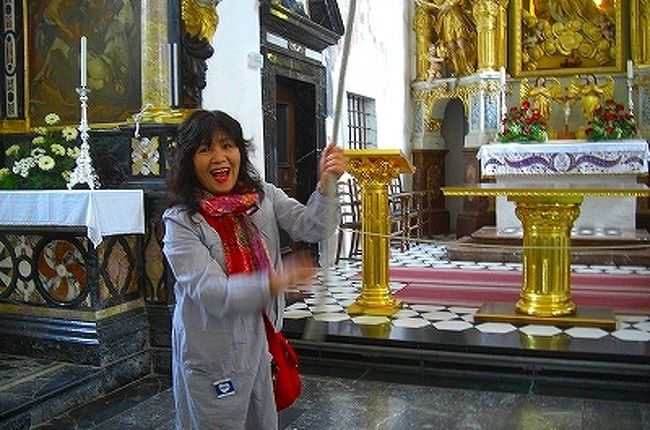 願いの叶う鐘 <br /><br /><br />願いをこめ　ながぁ〜いロープを引っ張る<br /><br />ヾ(;´▽｀A``アセアセ　難しい・・・ <br /><br /><br /><br />ツアーの方達が　「鐘は鳴ったわよ〜」と<br /><br />教えてくださる <br /><br />