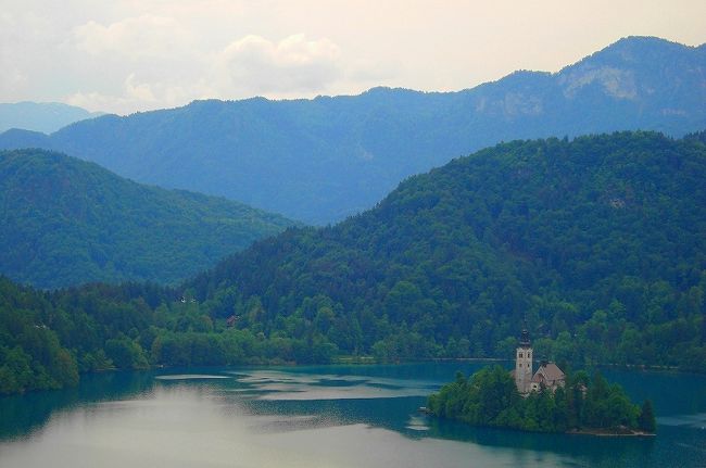 聖マリア教会の鐘には　ひとつの伝説があります <br /><br />その昔　最愛の夫を蘇らせるため <br /><br />若い女性が城から小さな瞳を　<br /><br />湖に投げたというのです