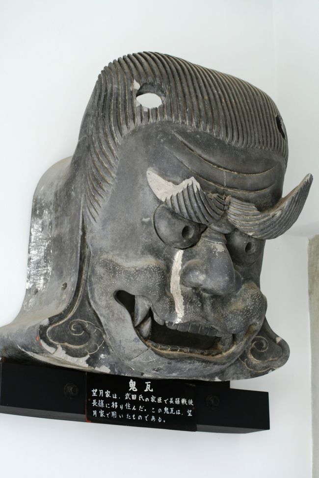 2010春、桜満開の長篠城祉(4/5)：長篠城址、史跡保存館、鬼瓦