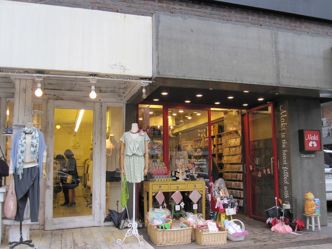 カロスキル<br />右の雑貨店はお祝い用の素敵な雑貨がいっぱい。<br />ウエディング用のお祝いの言葉が刺繍されたグッズ等。。。。