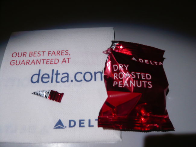初めてのデルタ航空。<br />まずはナッツと飲み物を・・・。