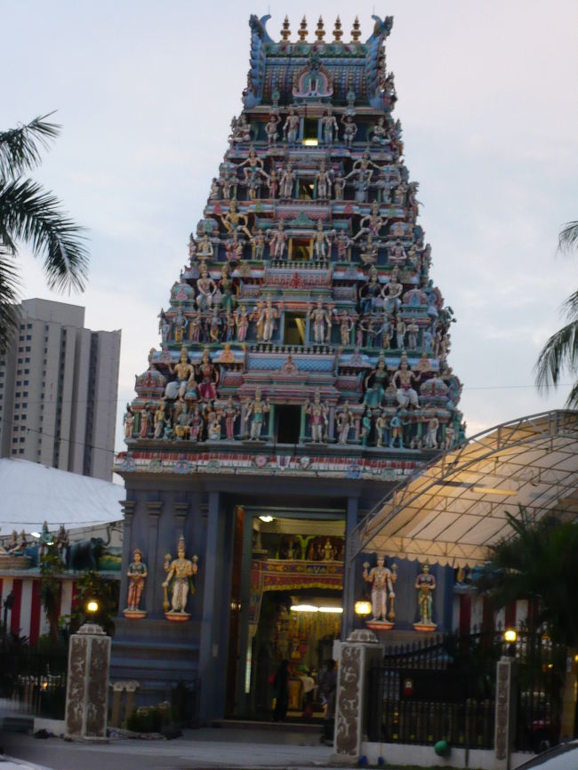 ヒンドゥー寺院発見！！<br />初めて見ました!!なんてカラフル!!<br /><br />靴を脱いで中に・・・写真は撮りませんでしたが<br />お坊さん？がお祈りをしていました。<br /><br />たくさんのインド人が座って祈ったり<br />お話をしたり、宗教が生活の一部なんですね！