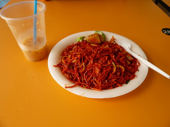 ご飯はミーゴレン!!<br />赤!!こんな赤いの見たことないんですけど・・・<br /><br />でも見た目ほど辛くない。<br />辛いの苦手な私でもガンガンいけます！<br /><br />そしてアイスチャイ・・・うんまぁぁ！！<br />何この香り!!!うまいじゃないか!!!<br /><br />おじさん！確かにベリーナイスだわ！！<br /><br />ミーゴレンは3ドル(200円)