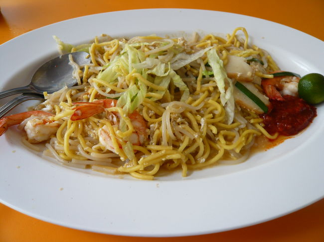 妹はフライドホッケンミー<br /><br />何〜！！これもうまいじゃないか！！<br />海鮮の出汁が最高ですっっ<br /><br />しかも4ドル(270円)でこのボリューム!!