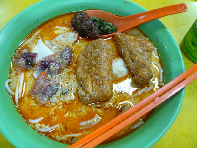 妹はラクサ。<br />ココナッツミルク＆チリソースの麺料理。<br /><br />う〜ん私はちょっと苦手かな・・・<br /><br />4ドル(270円)でした。