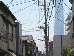 曳舟を出発し言問橋方面へ

下町らしい住宅街の向こうには今日もスカイツリー。