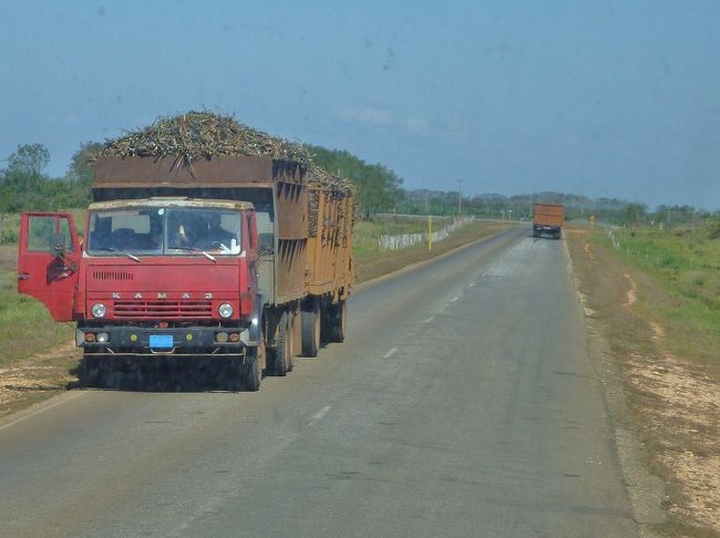 トリニダー→バラデロ。サトウキビ満載トラック。