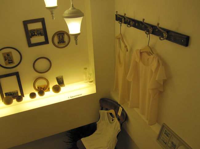 明洞「PYLONES」の隣のショップ<br />の階段付近