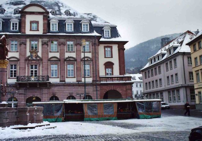 マルクト広場。<br />寒い中、テントで市場をやっていました。