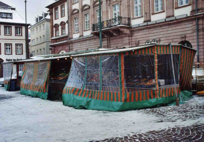 マルクト広場の市場。<br />テントの中で、野菜などを販売していました。