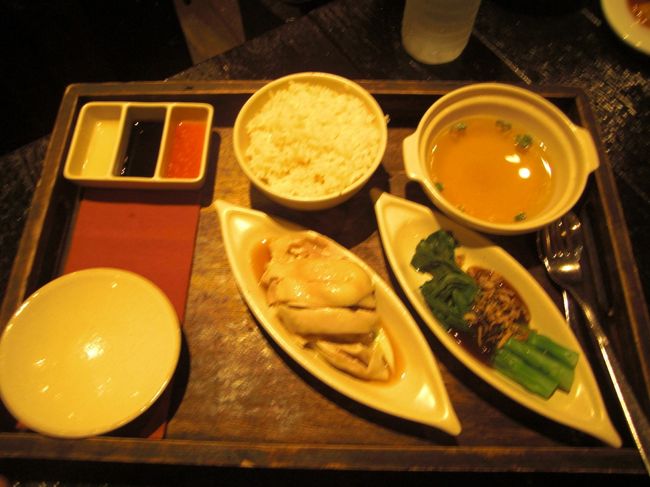 サファリ内のフードコートで遅い夕飯を取ることに。<br />シンガポール名物チキンライス！蒸し鶏を醤油ベースのタレを漬けてご飯と食べます。完全に日本食です。とっても落ち着く味です。