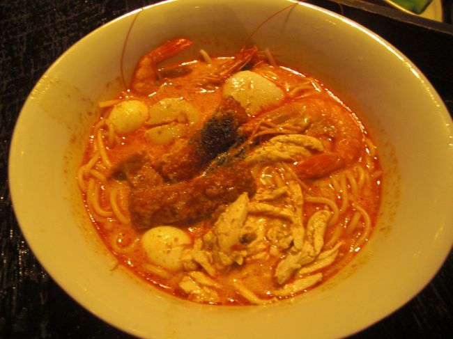 こちらもシンガポール名物ラクサ。ココナッツベースのダシの効いたスープの米麺です。簡単に言うと甘いラーメン。これもとってもおいしいです。<br />さすがシンガポールは先進国！味のレベルが最近旅する発展途上国とはぜんぜん異なります。
