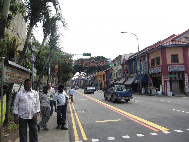 今日は日曜日。インド人たち（男限定）がぞろぞろ歩きまわってます。