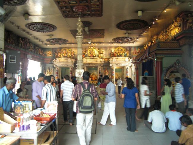 寺院の中はインド人だらけで混んでいます。