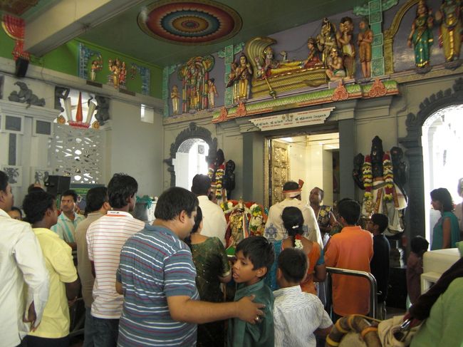 なんかお祈りの儀式をしています。なんだかよくわかりませんが、独特の音楽です。