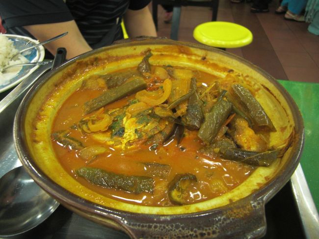 昼飯にシンガポール名物のフィッシュヘッドカレー。普通の白身魚ととっても辛かったです。