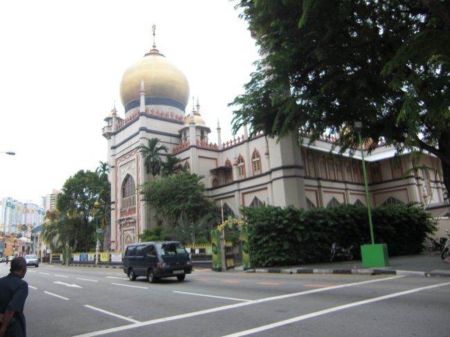 ２０分ぐらい歩いて、サルタンモスクへ。