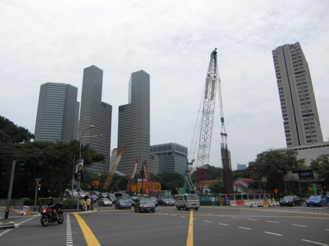 ラッフルズホテルへ向かう途中。とっても綺麗な町並みです。