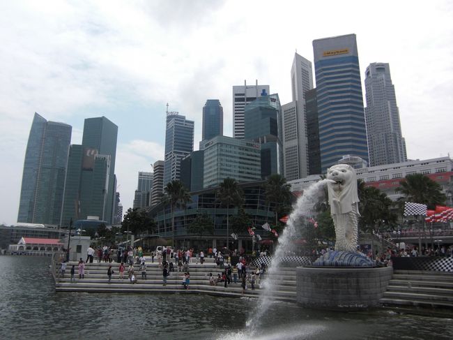 定番のマーライオンです。すごい観光客です。