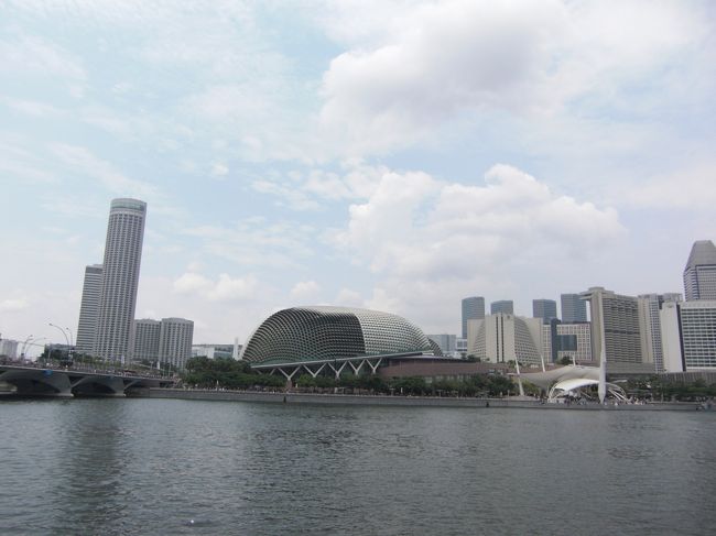 港の向こう側には通称ドリアンと呼ばれている建物が見えます。