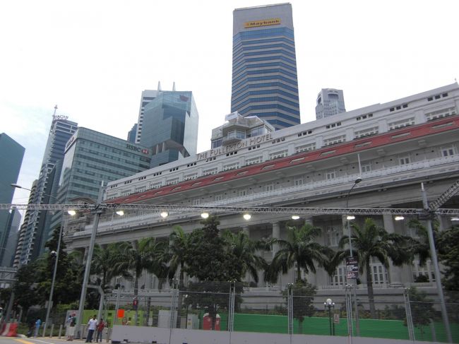 こっち有名なホテルです。手前はＦ１コースなんで、金網が設置されています。