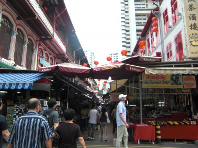 中国っぽく屋台が通りに立ち並んでいます。