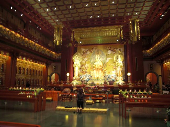 寺の中は近代的で金ピカです。中国人のお布施がすごいんでしょう。