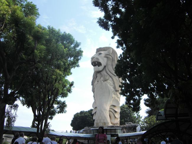 モノレールでセントーサ島へ。<br />デカイマーライオンもいます。目が光ります。