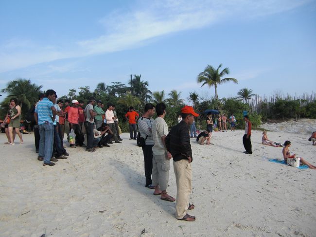 欧米人の女性が水着で日光浴をしているのを、インドから来た観光客が凝視＆写真撮影しています。インド人にとっては刺激が強すぎるのでしょう。