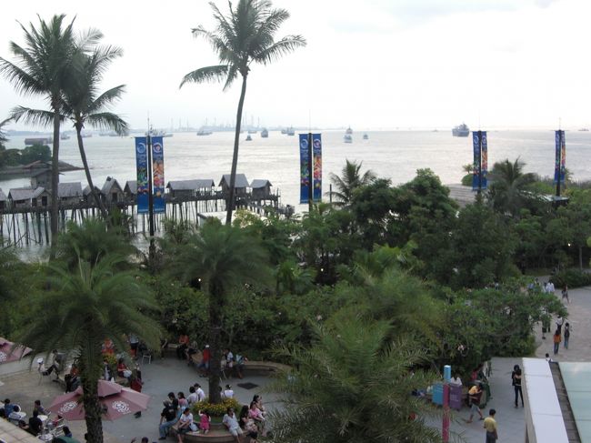 やたらインド人観光客が多かったです。ここは観光地でもあり、地元に人たちが遊ぶ公園のようです。