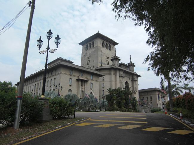 スルタンイブラヒムビルディング。昔は戦争中は司令部、今は州事務局そうです。