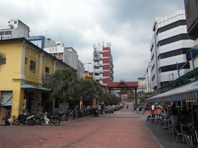 ジョホールバルの海沿いの町並みです。昔は国境の船着き場として栄えたのでしょうが、橋が出来て廃れていっています。