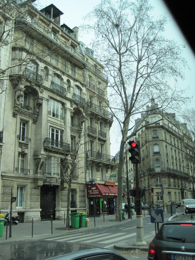 空港からパリ市内へ向かうRoissyバスからの風景。<br />パリの街並みわくわくしてきた！<br /><br />バスの後ろの席に関西弁の大学生くらいの女子二人組みが座ってて<br />外見ながら「カワイイ〜！カワイイ〜！」連呼してました。