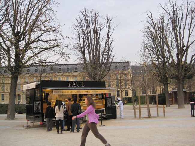ルーヴル美術館とチュイルリー公園の間にある広場。<br />あっPAULの屋台(？)だ！