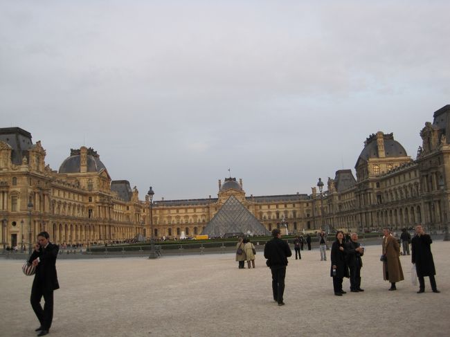 ルーヴル美術館。前の旅行では団体行動でばーっと<br />モナ・リザとか超有名絵画だけ観ました。<br /><br />ここで観光客狙いの黒人ミサンガ売りに捕まり<br />名前とか国聞かれて普通に答えてたけど〜危ない危ない！<br />うっとうしかったので早急に退散することに…<br /><br />表紙の写真はこのとき撮ったもの☆