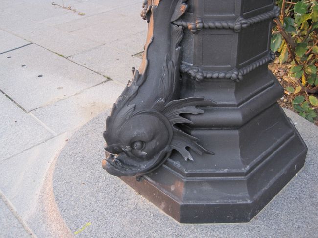 なんか気になって撮った広場の街灯のオブジェ。<br />ピラニア？？