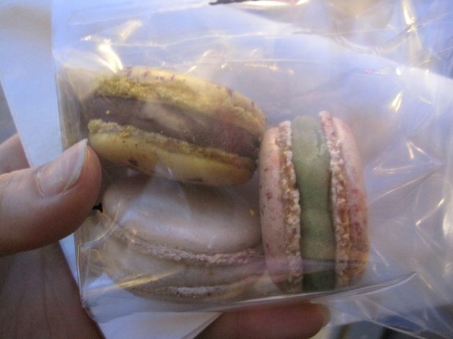 シャンゼリゼ大通にある、ピュブリシスドラッグストアというお菓子とか雑貨とか売ってるお店にピエール・エルメがあったので<br />今回の旅のお目当てのひとつマカロンを早速購入♪<br /><br />シャンゼリゼをマカロン食べ歩き♪パリを満喫してるわ〜<br />ジャスミン味がおいしかったな。