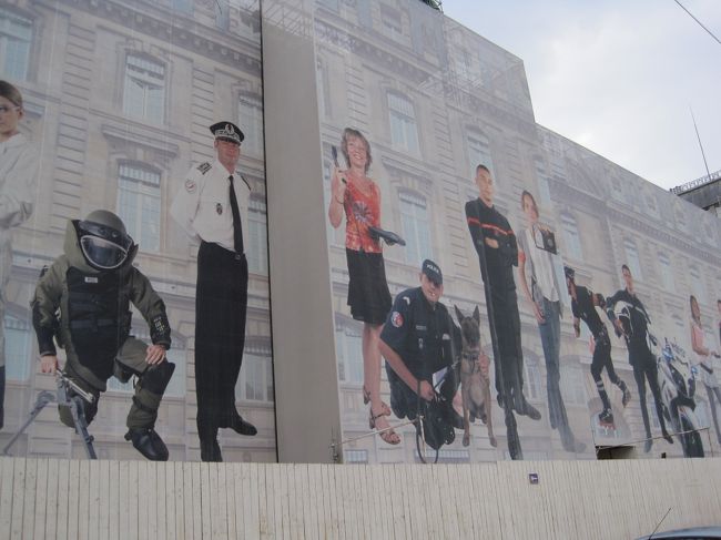 はい！２日目です。<br /><br />なんとこれ建設中の建物の壁。