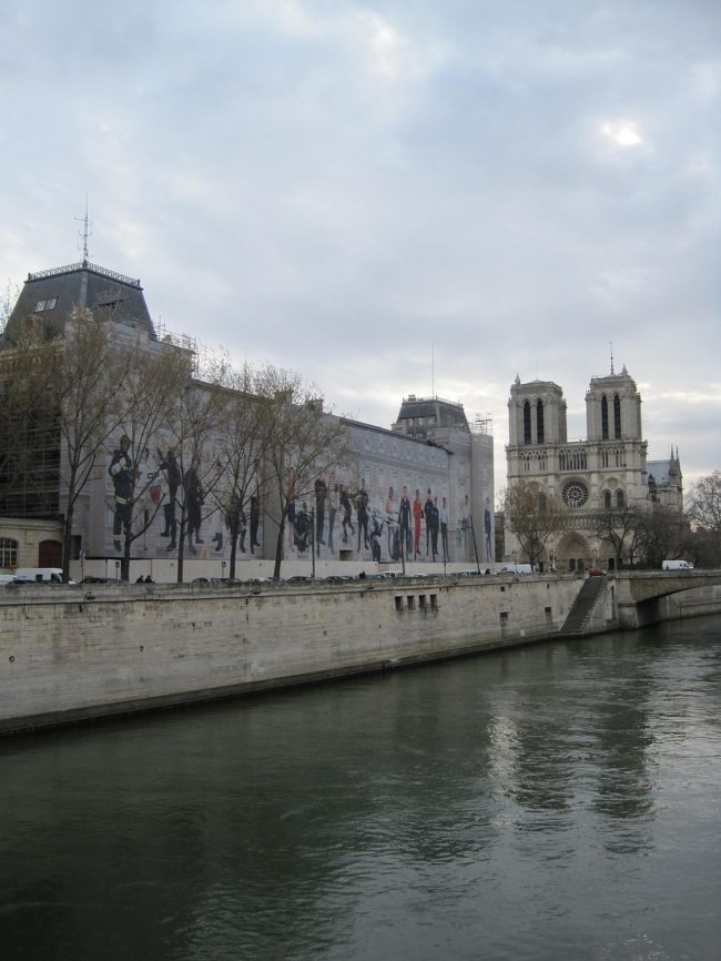 こういうことです。さすが風景を壊さない！<br /><br />サン・ミッシェル駅からノートルダム大聖堂に向かってセーヌ川沿いを歩き…