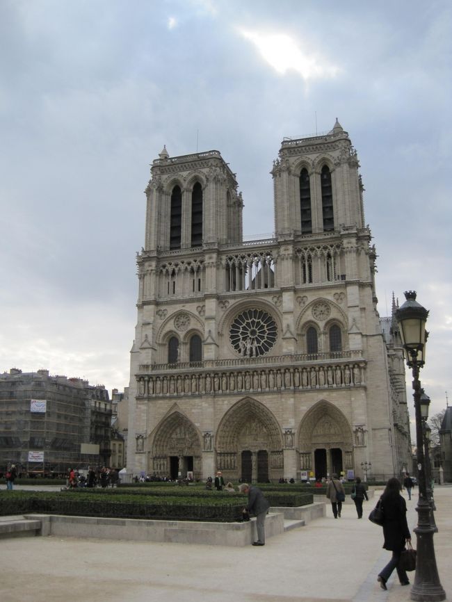 ノートルダム〜！！<br />初めてです。午前中から観光客で賑わってました。<br />塔の上に登れるようですがすごい行列してたのでスルーしちゃいました。<br />登っとけばよかったかな〜