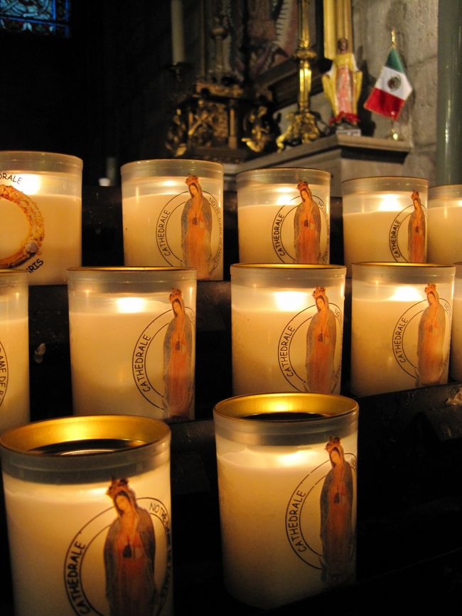 キャンドルアップ。<br />日本の寺のロウソクみたいに置いてある箱にお金を入れて購入し、灯すらしい。買わなかったけど。<br /><br />ふつうに部屋に飾りたいな。