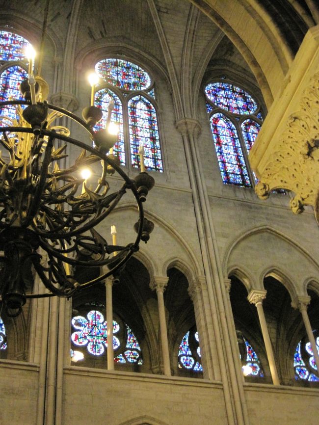 シャンデリア越しの〜ステンドグラス。