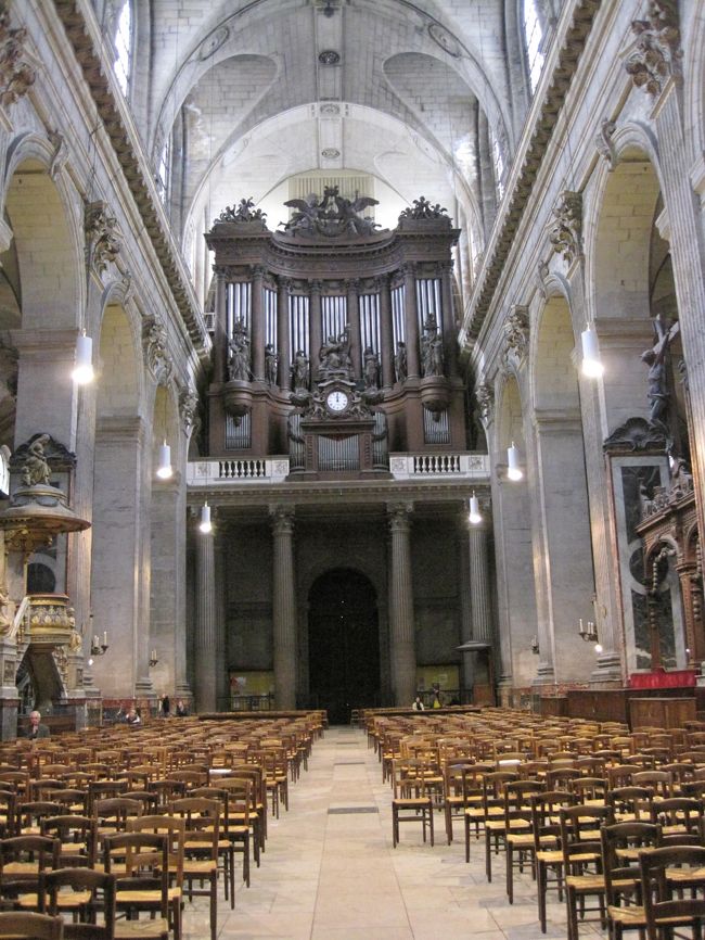 サンジェルマン・デ・プレから少し歩いた所にある<br />サン・シュルピス教会<br /><br />工事中でした。ダ・ヴィンチ・コードの舞台になった教会。<br /> しまった。観てない。