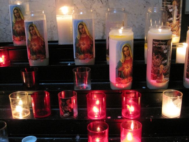 またキャンドル。<br />赤い光が神秘的。