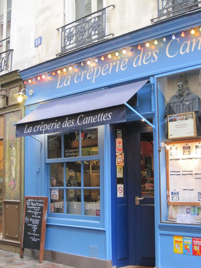 旅のお目当てグルメ！クレープリー発見！<br /><br />かわいい店構え♪ランチはここに決定♪と意気込んで入ったらオープン前…<br /><br />近くにあったラデュレに寄って時間つぶし。<br /><br />一番乗りだったけど後からぞくぞくとお客さんが入ってきました。(ほとんど女子。)<br /><br />中のインテリアもかわいくて写真撮りたかったけど<br />お客さんたくさんいたので断念。<br />店員のお姉さんもかわいくて親切で素敵なお店だった♪